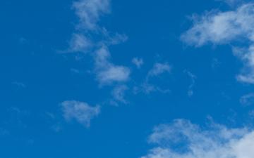 浅蓝色的天空背景白云